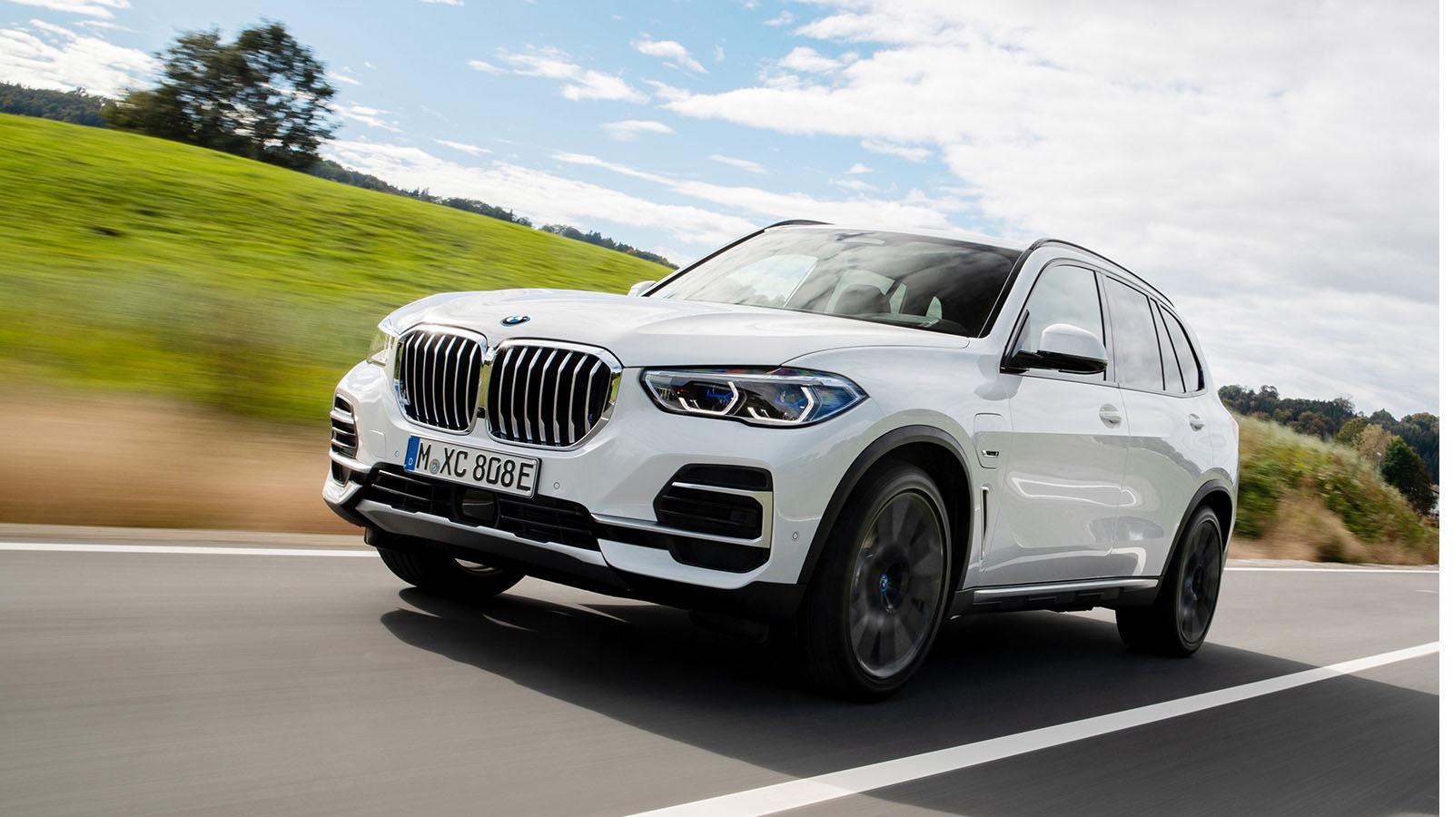 רכב חשמלי מדגם BMW בצבע לבן